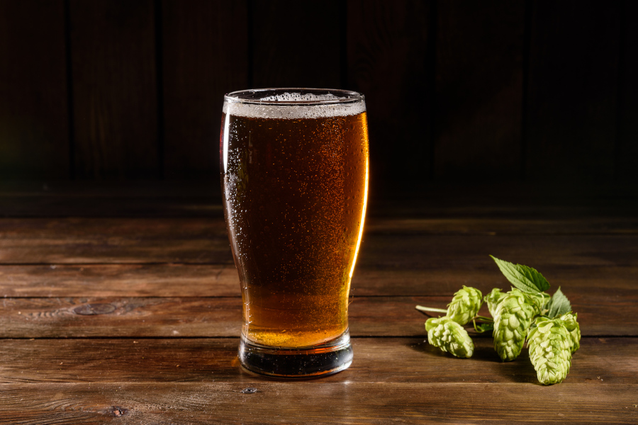 Ein frisch gezapftes Bier auf einem Tisch